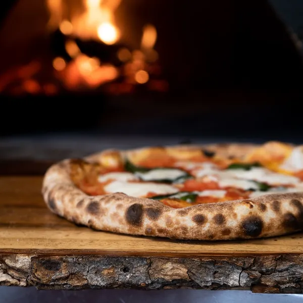 Pizza saliendo de nuestro horno a leña