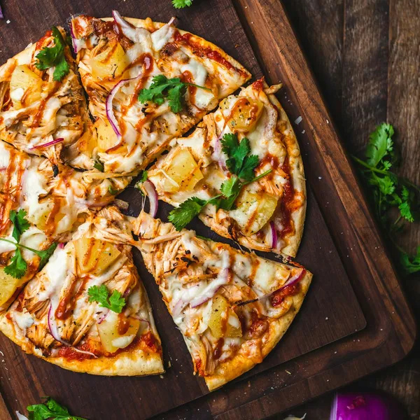 Pizza especial de la casa sobre tabla de madera