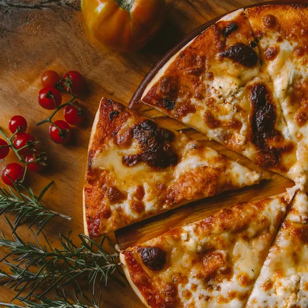 Porciones de pizza de queso recién cortadas